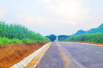 2022 年 9 月に建設の進捗状況を更新 - 基礎、路面、排水システム、交通安全セクションの損傷を修復 -Thanh Hoa省のKm51+600-Km53+500; Km57+00-Km59+700、国道47号
